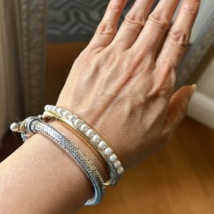 Handcuffs gold with white pearl bracelet